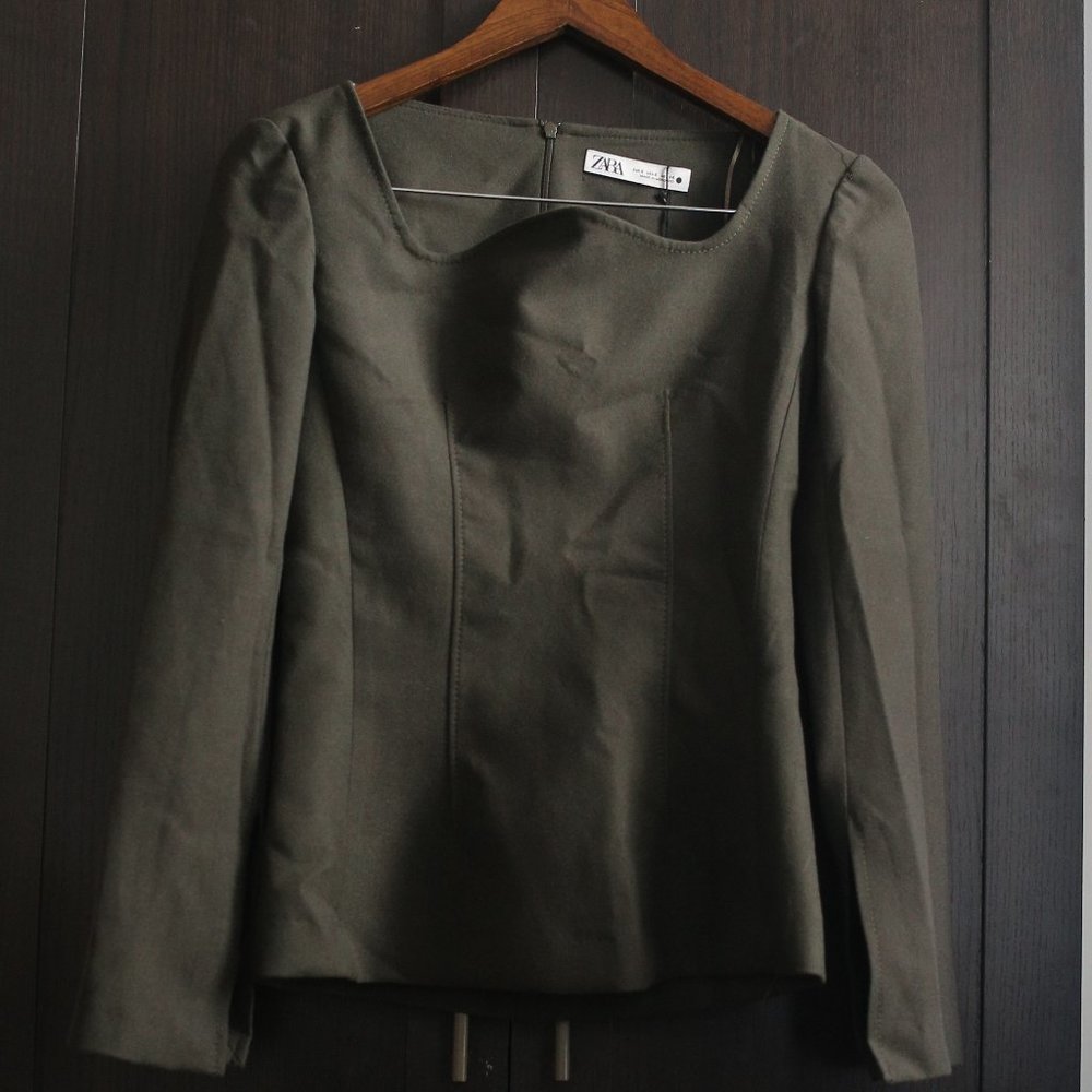 NWT TOPSTITCHED KHAKI SLIT TOP. - Picture 5 of 10